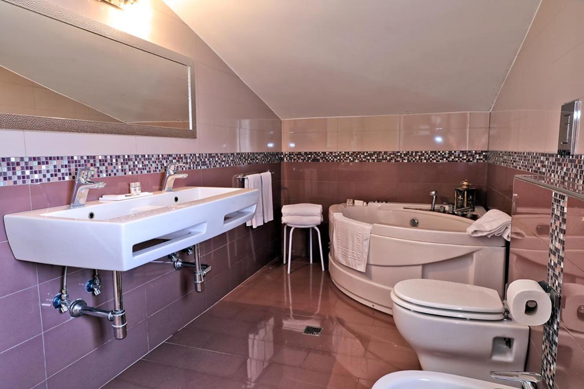 Hotel Al Castello Pomezia Ngoại thất bức ảnh